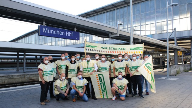 Bahnstreik in München: Bahnmitarbeiter haben sich mit ihren Streikwesten aufgestellt.