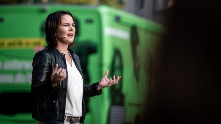 Annalena Baerbock tritt als Kanzlerkandidatin der Grünen auf dem Ludgeriplatz in Duisburg auf. "Wir machen es in Zukunft besser", sagt sie.