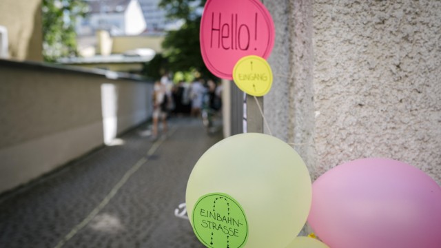 Freizeit in München: Bunte Luftballons markieren an den Hauseingängen jene Innenhofe, die zum Flohmarkt-Shoppen einladen.