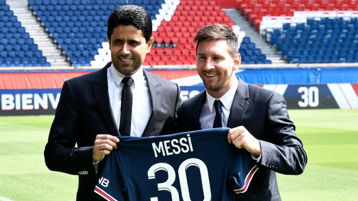 Fußball: PSG-Präsident Nasser Al-Khelaifi (hier mit Lionel Messi) war an den Verhandlungen entscheidend beteiligt.