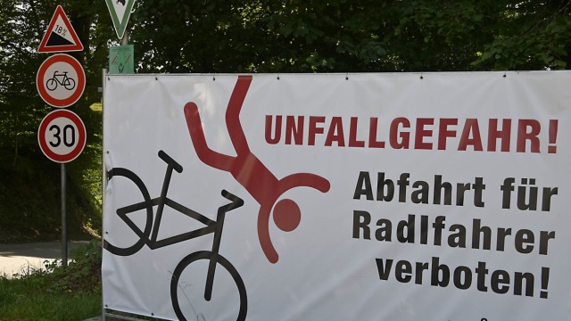 Gefährliche Fahrradstrecke: Ein großes Banner weist neuerdings darauf hin, dass Radfahrer auf dem oberen Stückdes Mühltalbergs absteigen müssen.