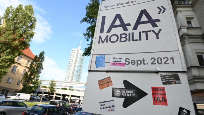 Internationale Automobilausstellung: Die Hinweis-Schilder für die IAA sind schon aufgestellt - die Protestaufkleber sind auch schon drauf.