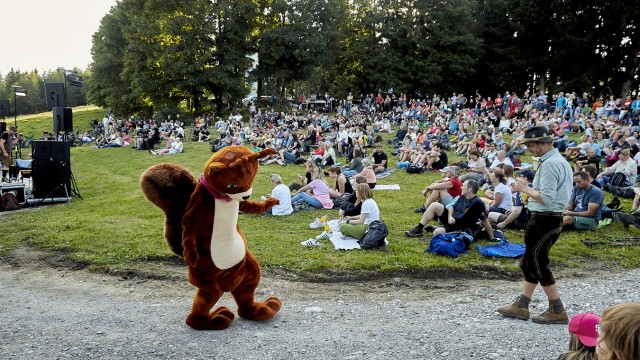 Tourismus im Oberland: Der Blomberg ist der Tölzer Erlebnisberg, auf dem auch Konzerte stattfinden, wie von "Heimatdamisch" im August 2021. Markenzeichen ist "Edi", das Eichhörnchen-Maskottchen. Der Entdeckerpfad auf dem Berg soll heuer weiter ausgebaut werden.