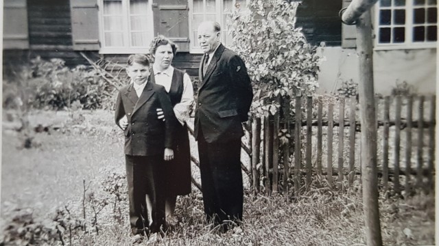 SZ-Serie "Klingende Namen": Die Ursprünge des Musikhauses liegen in einer ehemaligen Rüstungsarbeiter-Baracke. Hier ist der Gründer Hans Klier mit seiner Frau Anna Dörfler und dem Sohn Roland Dörfler zu sehen.