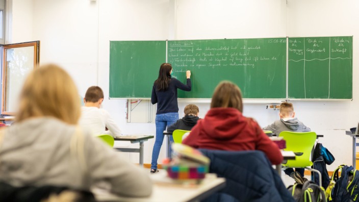 Bildung: Es gibt nicht genügend Lehrerinnen und Lehrer in Bayern. Nun will der Schulminister eine neue Offensive starten.