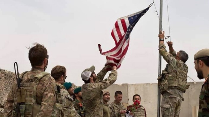 US-Truppen in Afghanistan: Schnell weg: Amerikanische Soldaten holen die US-Flagge auf einem Stützpunkt in der Provinz Helmand ein.
