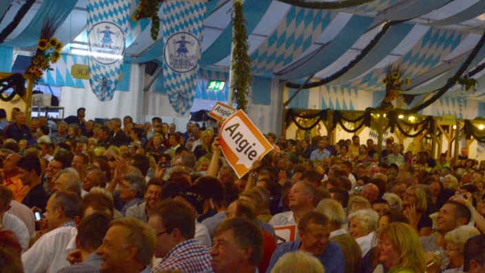 Volksfestdienstag in Dachau: Bei der CSU-Wahlkampfveranstaltung mit Kanzlerin Angela Merkel sind einige glühende Anhänger im Festzelt, aber auch viele Bürger, die einfach nur neugierig auf die Politprominenz sind. Archivfoto: Toni Heigl