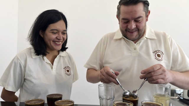 Leben für den Genuss: Genuss für die Sinne: Mit seiner Frau Adriana Guerro verarbeitet Josef Bernhuber in seiner Straßlacher Rösterei feinste Kaffeesorten.