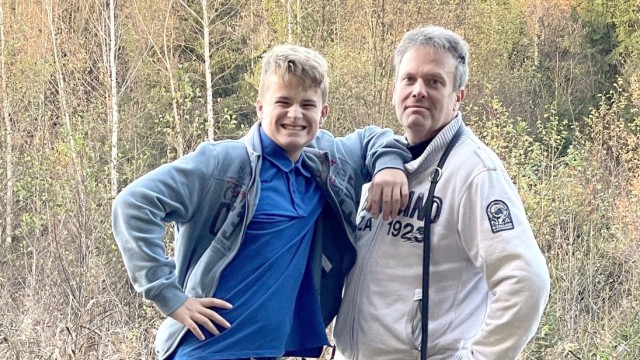 Coronavirus: Nach der ersten und vor der zweiten Infektion: Frank Paulus mit seinem Sohn Marc beim Spazierengehen am Parsberg in Puchheim.