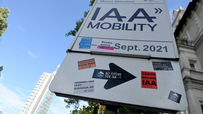 Internationale Automobilausstellung: Die Hinweis-Schilder für die IAA stehen schon - und die Protest-Aufkleber sind auch schon drauf.