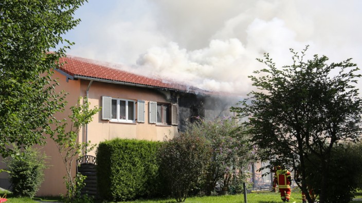Wohnen in Wolfratshausen: Ein einschneidendes Ereignis prägte das vergangene Jahr der Baugenossenschaft Wolfratshausen: Der Dachstuhl des Anwesens Am Waldrand 22 stand in Flammen.