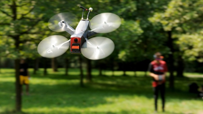 Rechtskolumne: Darf man das?: Drohnen sollte man besser nicht über den Köpfen der Nachbarn steigen lassen. Und diese schon gar nicht filmen.