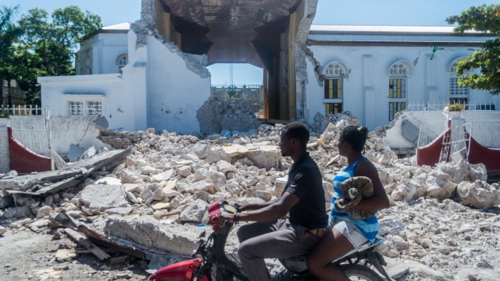 Erdbeben in Haiti: In der Stadt Les Cayes ist von der Kirche wenig übrig geblieben. Aus ländlicheren betroffenen Gebieten fehlen noch Informationen.