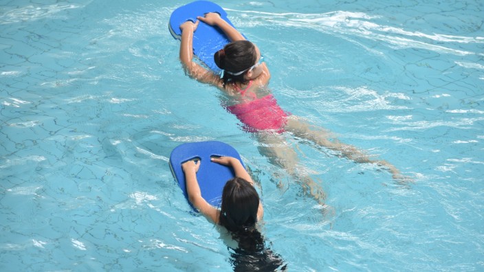 Debatte über Schwimmfähigkeiten: Viele Kinder lernen heutzutage Schwimmen in Kursen, die meist in kommunalen oder schulischen Schwimmbädern abgehalten werden.