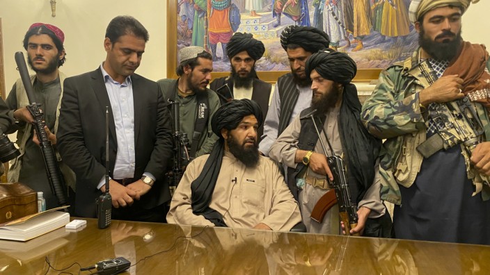 Afghanistan: Taliban-Kämpfer im afghanischen Präsidentenpalast.