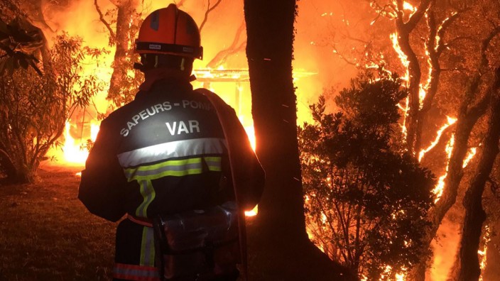 Südfrankreich: Ein Feuerwehrmann kämpft gegen die Flammen im südfranzösischen Département Var.