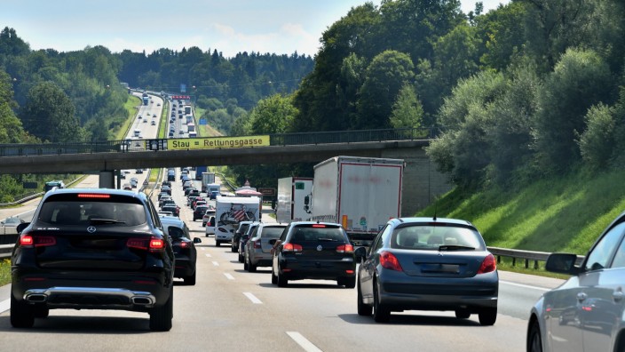 Verkehr in Bayern: Bitte warten: Am langen Wochenende müssen Autofahrer in Bayern viel Geduld aufbringen, wenn sie über hoch frequentierten Autobahnen fahren wollen.