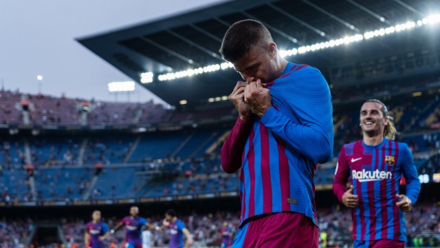 (210816) -- BARCELONA, Aug. 16, 2021 -- Barcelona s Gerard Pique celebrates a goal during a Spanish league football matc; Fußball