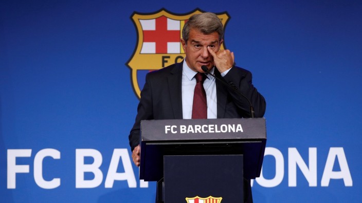 Barcelona s FC President, Joan Laporta, addresses a press conference, PK, Pressekonferenz to explain the reason why Arg