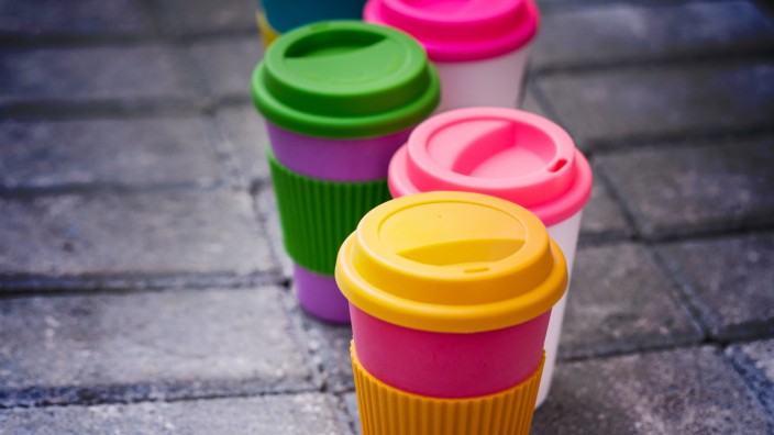Assorted bamboo travel reusable coffee or tea cups mugs with silicone cap., 22.03.2020 05:15:47, Copyright: xallasimache