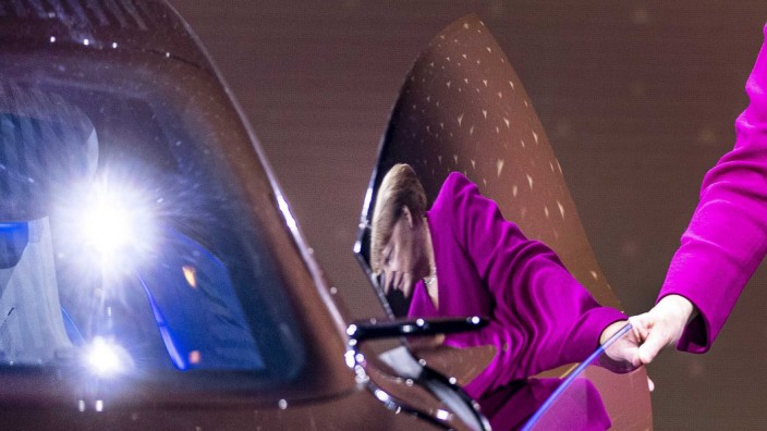Autogipfel: Angela Merkel spiegelt sich an einem Mercedes auf IAA 2019.