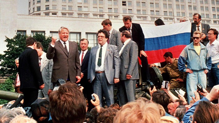 Gastbetrag von Sonia Mikich: Boris Jelzin bei seiner berühmten "Panzerrede": Am 19. August 1991 ruft der damalige Präsident der Teilrepublik Russland in der UdSSR zum Widerstand gegen Putschisten auf.