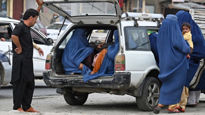 Frauenrechte: Straßenszene in Kabul - vor dem Einmarsch der Taliban: Mit Burkas verhüllte Frauen besteigen ein Taxi.