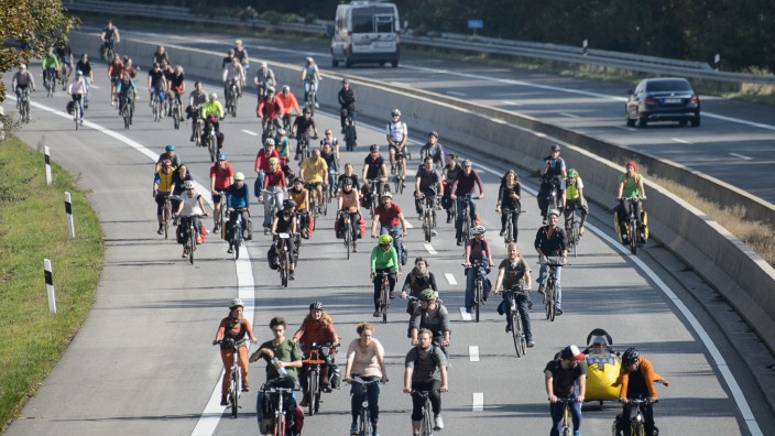 Fahrrad-Demo auf der Autobahn 49