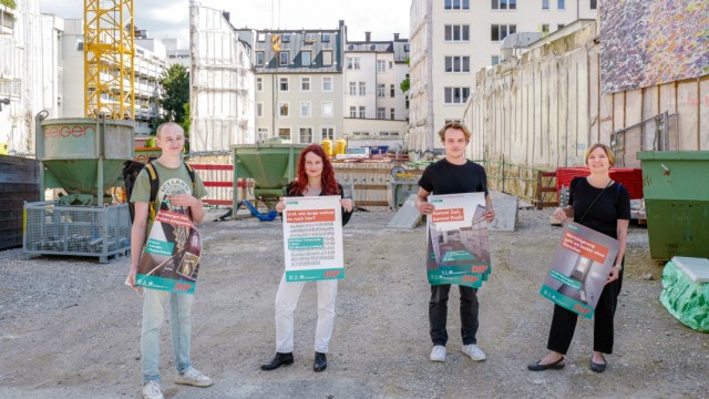 Kunstaktion in der Maxvorstadt: Bernadette Felsch, Mirko Schütz, Nina Müller und Bernhard Fischer (von rechts) engagieren sich gegen die Gentrifizierung der Türkenstraße.