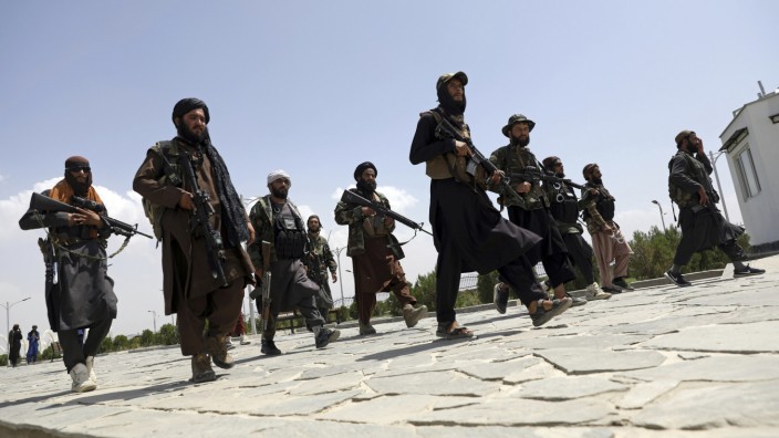 Afghanistan: Kämpfer der Taliban patrouillieren durch Kabul. Viele Schutzsuchende berichten, dass sie es gar nicht erst in die Nähe des Flughafens schaffen.
