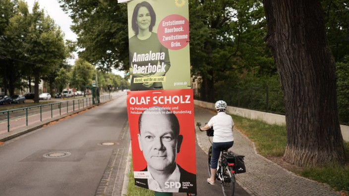 Wahlplakate von Baerbock und Scholz in Potsdam
