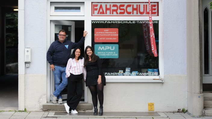 Fahrschulen in München: Tamara führt mit ihren Eltern Mira und Mario Krajina die Fahrschule Tavini.