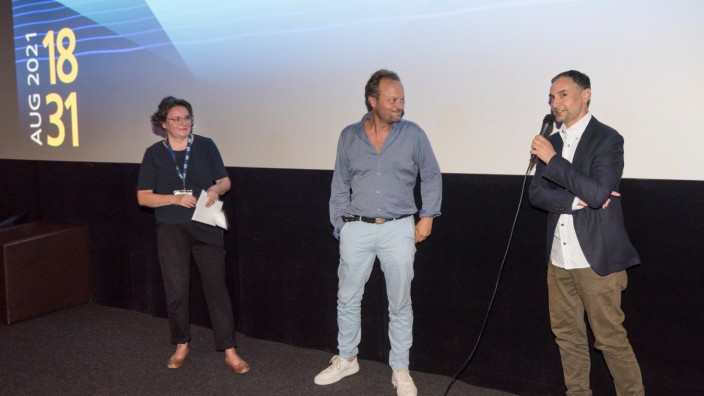 Fünfseen-Filmfestival: Produzent Ivan Madeo und Regisseur Oliver Rihs (von rechts) geben der Moderatorin Anja Schmid Auskunft zu "Bis wir tot sind oder frei".