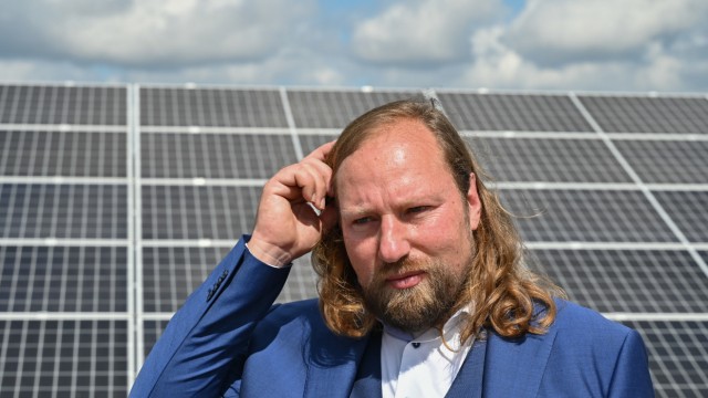Hofreiter besucht den größten Solarpark Deutschlands