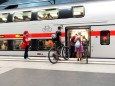24.07.2021, Berlin, GER - Reisende steigen im Hauptbahnhof in das Fahrradabteil einen IC Doppelstockwagen ein. (Alltag,