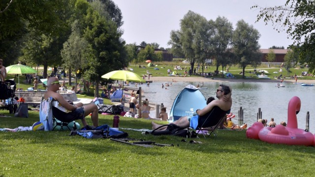 Landkreis Erding: Typisches Bild an einem heißen Tag am Kronthaler Weiher: Die Menschen zieht es ans Wasser. Schattenplätze sind rar.