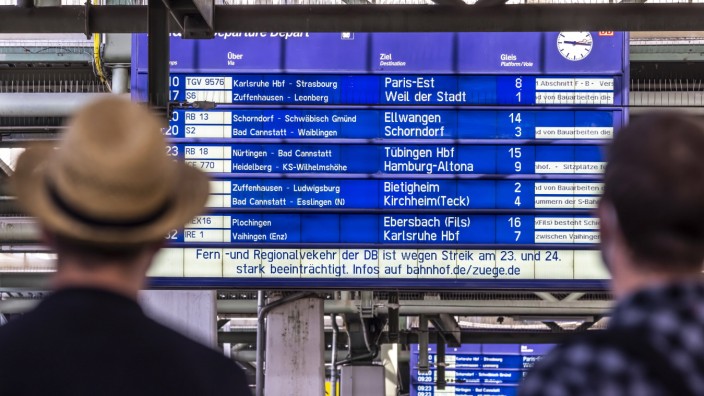 Zweiter Streik der GDL Lokführer innerhalb weniger Tage. Infotafel im Hauptbahnhof Stuttgart. Auf Kunden der Deutschen
