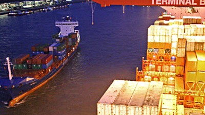 Herbstgutachten der Wirtschaftsforscher: Containerschiff am Hamburger Hafen: Im kommenden Jahr steht Deutschland nach Expertenmeinung kurz vor einer Rezession.