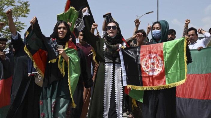 Frauenrechte: Die afghanische Politikwissenschaftlerin Crystal Bayat (links) demonstriert gemeinsam mit anderen Talibangegnern am 19. August in Kabul.