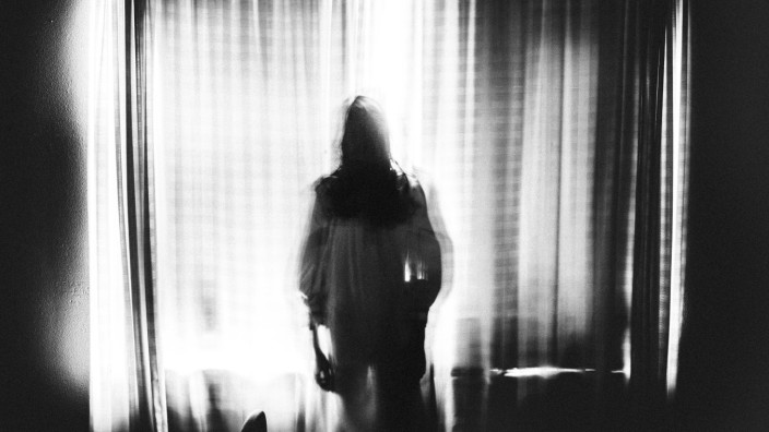 Spooky image of ghost girl standing in window in eery light Grimes, Iowa, USA PUBLICATIONxINxGERxSUIxAUTxONLY CR_LIPF191