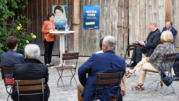 Bundestagswahl im Landkreis Dachau: Die CSU-Bundestagsabgeordnete Katrin Staffler spricht bei einem Wahlkampftermin in der Furthmühle.
