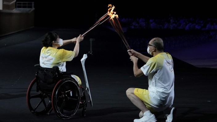 Eröffnung der Paralympics: Die paralympische Flamme brennt im Olympiastadion von Tokio.