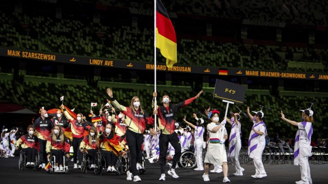 Paralympischer Sport in Deutschland: Geht voran: Die Fahnenträger Mareike Miller und Michael Teuber bei der Eröffnung der Paralympics im vergangenen August in Tokio.