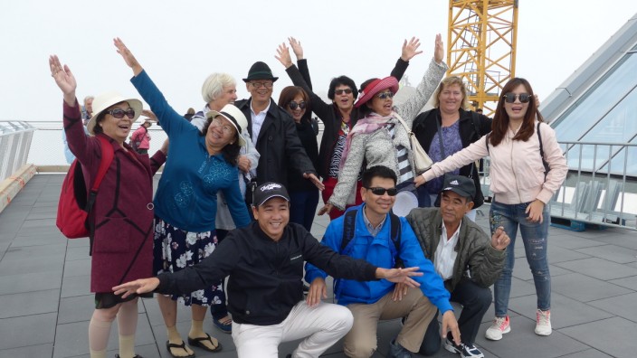 Trauerbewältigung: Bei den Ausflügen der Gruppe lernen sich nicht nur die Teilnehmer gegenseitig kennen, wie dieses Foto mit Touristen aus Asien auf der Zugspitze beweist.