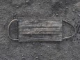 Eine weggeworfener Mund-Nasen-Schutz liegt verdreckt auf dem Boden in Berlin, 19.02.2021. Berlin Deutschland *** A disca