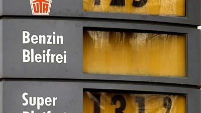 Benzinpreise: Preistafel einer Tankstelle bei Ludwigsburg. Marktführer Aral hatte Ende November damit begonnen, Normal- und Superbenzin zum gleichen Preis zu verkaufen.