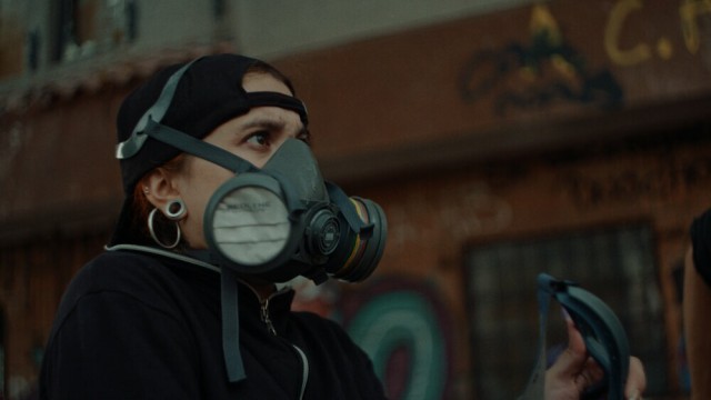 Fünfseen-Filmfestival: Protest mit Gasmaske in Santiago de Chile: eine Szene aus der Dokumentation "Dear Future Children".