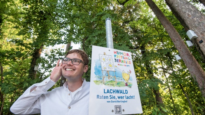 Klanginstallation in Bernried: Wer lacht denn da so schrill? David Berlinghof in seinem Lachwald, den er zum Humor-Festival geschaffen hat. Auf der Internetseite www.forum-humor.de/lachwald gibt es auch ein Rätsel zur Klanginstallation.
