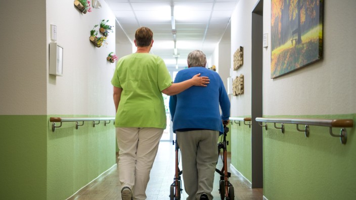 Rentner in Bayern: Die Kosten für Pflegeheime könnten für manchen Bewohner wegen der steigenden Energiepreise zum Problem werden.