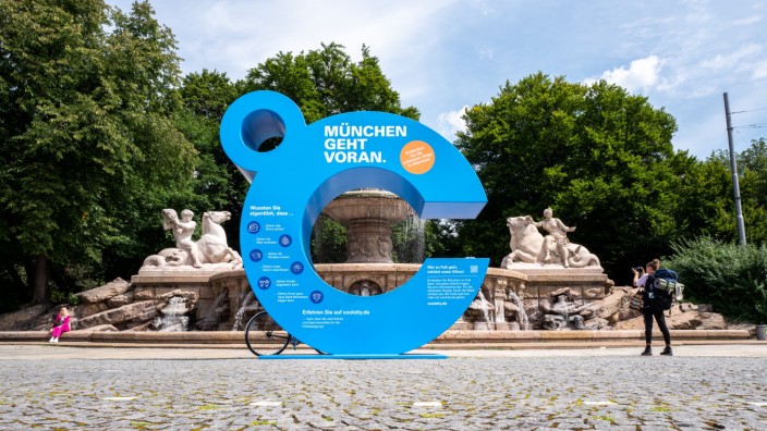 Umfrage in München: Das große blaue C der Klimaschutz-Marke "München Cool City" ist ein beliebtes Fotomotiv. Zum Verzicht dürfte es die Menschen aber auch nicht animieren.